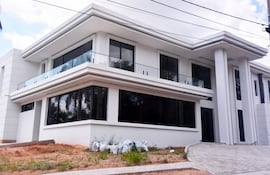 Fachada de la lujosa vivienda cuyo terreno está a nombre de los suegros del senador Hernán Rivas, expresidente del JEM.