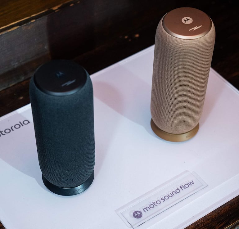 Bose aporta su experiencia de sonido al nuevo altavoz portátil moto sound flow.