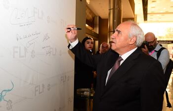 El expresidente de Colombia Ernesto Samper coloca su firma a su llegada para participar del Foro Latinoamericano de las Ideas, en el Salón Teatro de la Conmebol en Asunción (Paraguay). Asunción acoge el Foro Latinoaméricano de las Ideas (FLI), que ha convocado a expresidentes de la región y es organizado por la Misión Presidencial Latinoamericana. EFE/ Daniel Piris