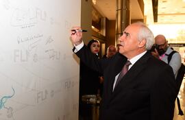 El expresidente de Colombia Ernesto Samper coloca su firma a su llegada para participar del Foro Latinoamericano de las Ideas, en el Salón Teatro de la Conmebol en Asunción (Paraguay). Asunción acoge el Foro Latinoaméricano de las Ideas (FLI), que ha convocado a expresidentes de la región y es organizado por la Misión Presidencial Latinoamericana. EFE/ Daniel Piris