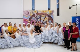 Parte del grupo artístico de Adultos mayores de Coomecipar.