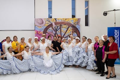 Parte del grupo artístico de Adultos mayores de Coomecipar.