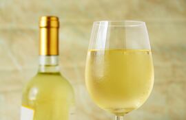 El vino blanco bien frío es la bebida elegida por muchos para el after office en los días de calor intenso.