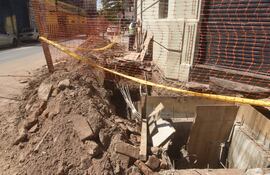 Las zonas de obras del cableado subterráneo se cubren, pero las tapas luego se roban, dicen.