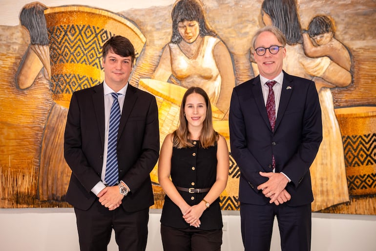 Francisco Griñó y Per Olofsson posan junto a Sophia Achucarro en evento de la CAF.