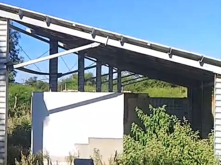 Más de 170 paneles solares sin uso, abandonados por la Itaipú hace más de cinco años.