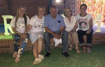 Óscar Denis, actualmente en poder del EPP, con su esposa Myrian e hijas Beatriz, Lorena y Silvana.