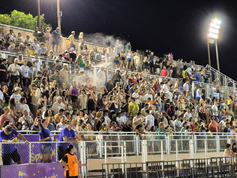 Imágenes de la noche inaugural de la edición 100 del Carnaval Encarnaceno 2026