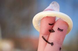 Los preservativos cumplen una doble función; además de planificar y evitar embarazos no deseados, brindan protección contra las enfermedades de transmisión sexual.