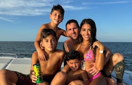 ¡Postal familiar! Leo Messi y Anto Roccuzzo con sus hijos Thiago, Mateo y Ciro.