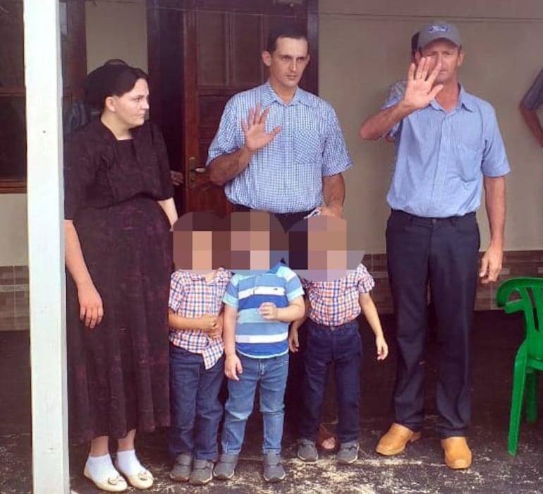 Peter Reimer (centro), su padre David Reimer y otros familiares, luego de su liberación después de haber sido secuestrado.