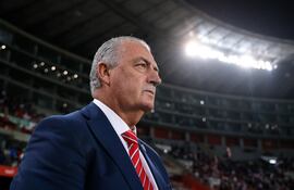 El argentino Gustavo Alfaro, seleccionador de Paraguay, en el partido frente a Perú por la fecha 18 de las Eliminatorias Sudamericanas 2026 en el estadio Nacional, en Lima, Perú.