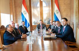 Cumbre de poderes convocada por Santiago Peña. Participan José Alberto Alderete, Emiliano Rolón, César Diesel, Pedro Alliana, Basilio Núñez, Raúl Latorre, Camilo Benítez y Roberto Moreno