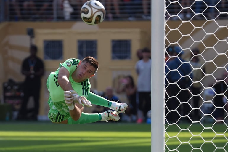 Emiliano Martínez de Argentina controla el balón este domingo, en el partido de la final del Mundial de la FIFA 2026 entre España y Argentina en el estadio MetLife en Nueva Jersey (Estados Unidos).