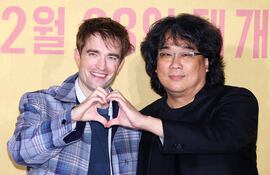 Robert Pattinson y Bong Joon-ho en una foto tomada tras la conferencia de prensa.