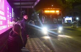 Los pasajeros aguardan que la reforma de transporte, anunciada desde hace meses por el Gobierno, termine con las reguladas que ellos sufren diariamente.
