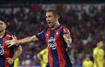 Gustavo Velázquez, futbolista de Cerro Porteño, celebra un gol en el partido frente a Recoleta FC por la quinta fecha del torneo Apertura 2025 del fútbol paraguayo en el estadio La Nueva Olla, en Asunción, Paraguay.