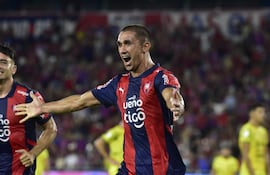 Gustavo Velázquez, futbolista de Cerro Porteño, celebra un gol en el partido frente a Recoleta FC por la quinta fecha del torneo Apertura 2025 del fútbol paraguayo en el estadio La Nueva Olla, en Asunción, Paraguay.