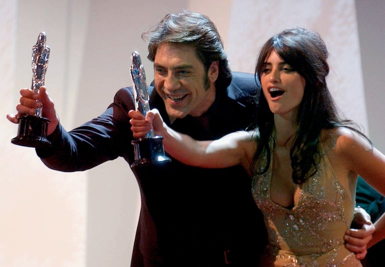 La actriz española Penélope Cruz (D) y el actor Javier Bardem exhiben sus premios. Foto archivo.
