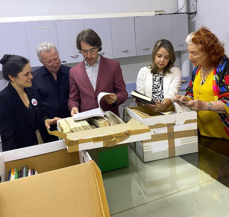 Adriana Ortiz, Luis Szarán, Ian Szarán, Natalia García y Gisela Von Thümen observando los documentos que componen este archivo musical.