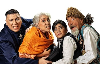 Hugo Luis Robles y Silvio Rodas en atuendos teatrales intensos, mientras Ana Banks y Meche Rivas comparten una expresión cómica y vibrante.