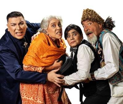 Hugo Luis Robles y Silvio Rodas en atuendos teatrales intensos, mientras Ana Banks y Meche Rivas comparten una expresión cómica y vibrante.