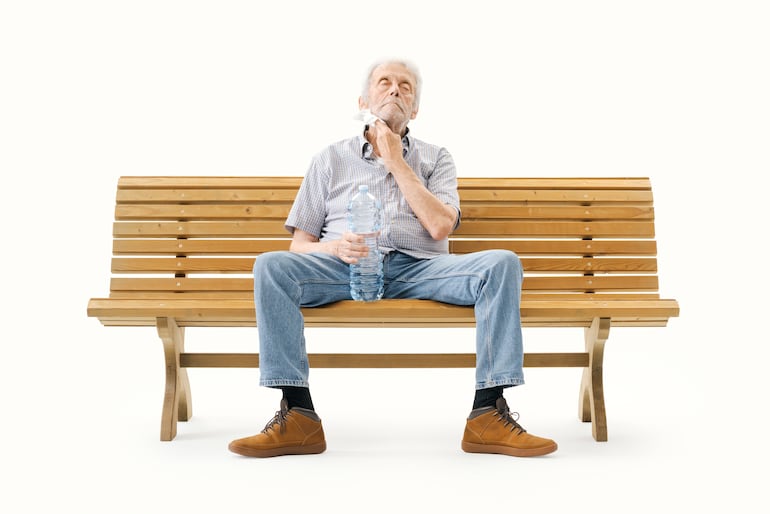 Anciano en plena ola de calor extremo.