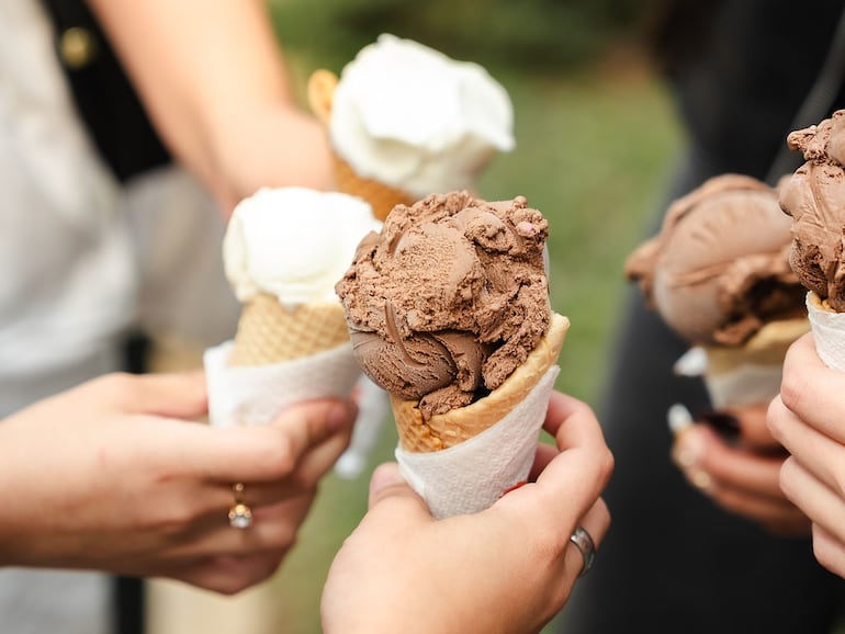 Cada helado entregado estuvo acompañado por sonrisas, fotografías y momentos para recordar.