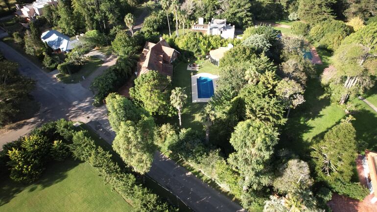 Ref #9388: 6 dormitorios + dep, 5 baños y toilette. Sup. del terreno 2.401 m2 y total edificados 684 m2. Valor U$S 1.650.000.