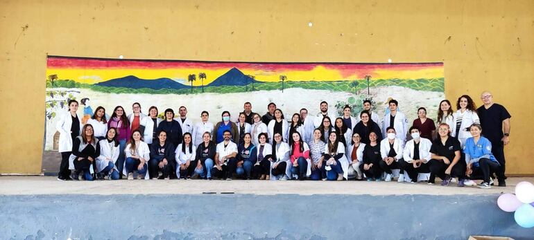 El plantel médico, docentes, residentes universitarios que ofrecieron su asistencia médica gratuita.