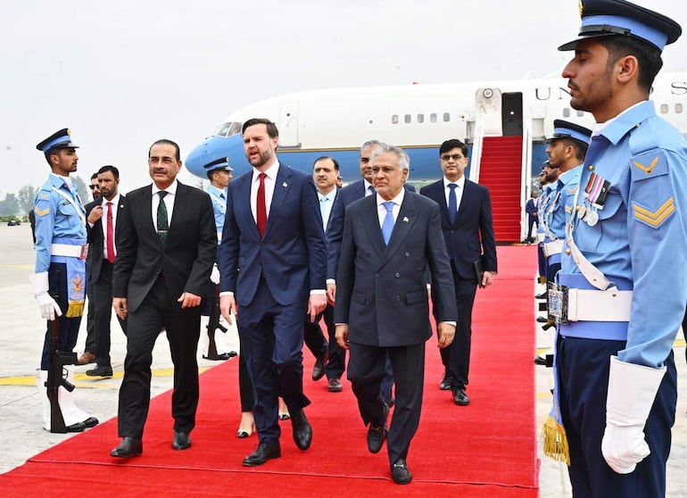 El vice presidente de Estados Unidos, JD Vance (C) junto al general y jefe de Degensa de Pakistán, Asim Munir (i), en Islamabad.