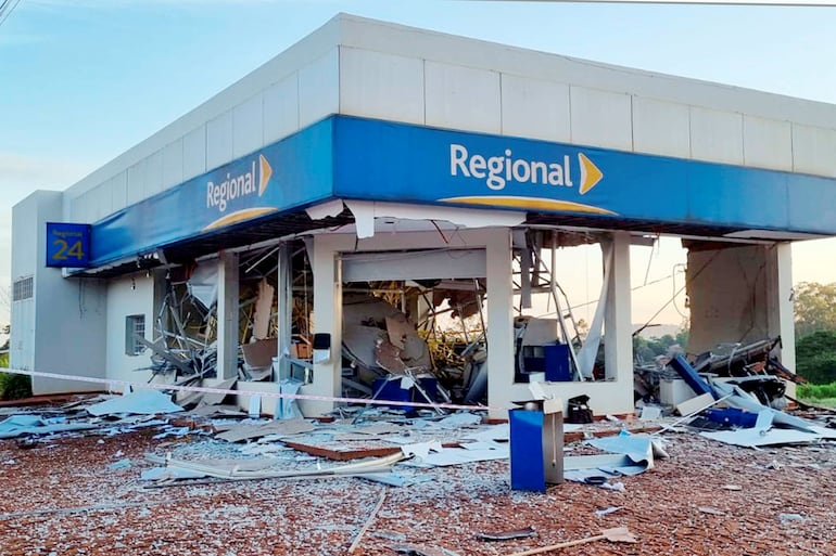 El banco Regional de la colonia Kressburgo, Itapúa, atacado el 9 de diciembre de 2022.