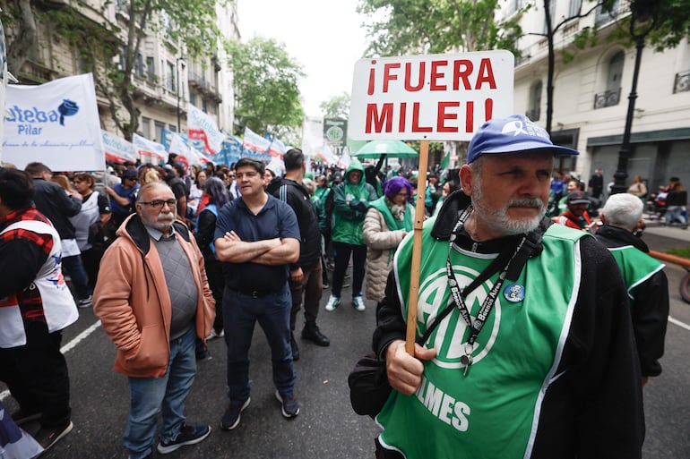 Personas participan en una manifestación contra el Gobierno del presidente de Argentina, Javier Milei, este jueves en Buenos Aires.