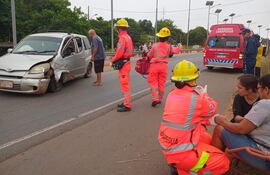 Bomberos asisten a los heridos tras choque frontal en Carapeguá.