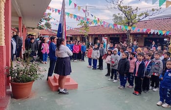 Momento en el que los alumnos de la escuela Elisa Alicia Lynch se preparan para entonar el Himno Nacional.