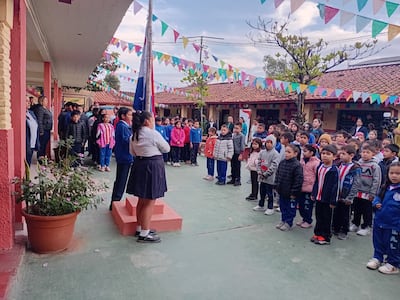Momento en el que los alumnos de la escuela Elisa Alicia Lynch se preparan para entonar el Himno Nacional.