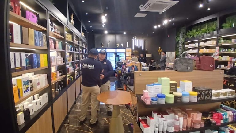 Intervención policial en una farmacia de Pedro Juan Caballero.