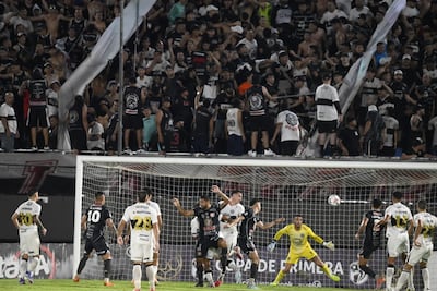 Acción que desembocó en el tanto del empate del Sportivo San Lorenzo, la peinada de Luis Fernando Cáceres, que terminó en el fondo de la portería franjeada