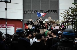 Estudiantes sostienen pancartas y ondean banderas mientras llevan a cabo una protesta con bloqueo en el instituto Gustave Eiffel de Burdeos, en el suroeste de Francia, el 30 de septiembre de 2026.