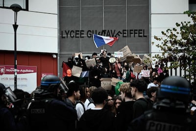 Estudiantes sostienen pancartas y ondean banderas mientras llevan a cabo una protesta con bloqueo en el instituto Gustave Eiffel de Burdeos, en el suroeste de Francia, el 30 de septiembre de 2026.