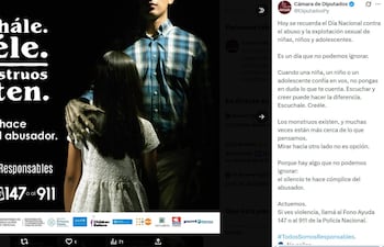 Hombre con camisa de cuadros detrás de una niña, en un entorno oscuro que refuerza el mensaje de alerta sobre abuso infantil.