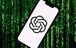 Un teléfono con el logotipo de Open AI y Chat GPT de Microsoft Corporation.