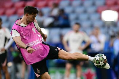 El centrocampista español del Paris Saint-Germain, Fabian Ruiz (#08), patea el balón durante la sesión de entrenamiento MD-1 en la víspera del partido final de la UEFA Champions League entre el Inter de Milán y el Paris Saint-Germain (PSG) en Múnich, sur de Alemania.