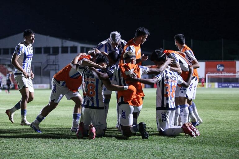 Los jugadores de 2 de Mayo celebran un gol en el partido frente a Atlético Tembetary por los cuartos de final de la Copa Paraguay 2025 en el estadio Gunther Vogel, en San Lorenzo, Paraguay.