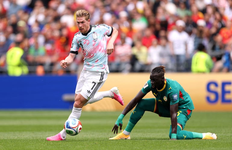 Kevin De Bruyne de Bélgica pasa a Pathé Ciss #6 de Senegal durante el partido de dieciseisavos de final de la Copa Mundial de la FIFA 2026 entre Bélgica y Senegal en el Seattle Stadium, en Seattle, Washington.