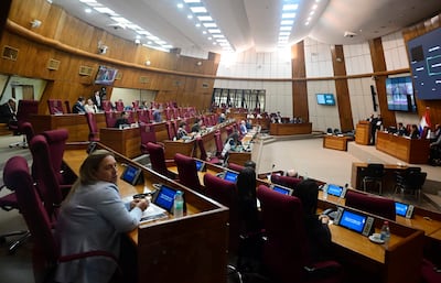 Porfiria Ocholasky y Ramona Yolanda Paredes en el Congreso, en un ambiente formal con asistentes prestando atención y tomando notas.