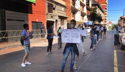 Estudiantes de Fenaes protestaron ayer frente al MEC exigiendo una mesa participativa.