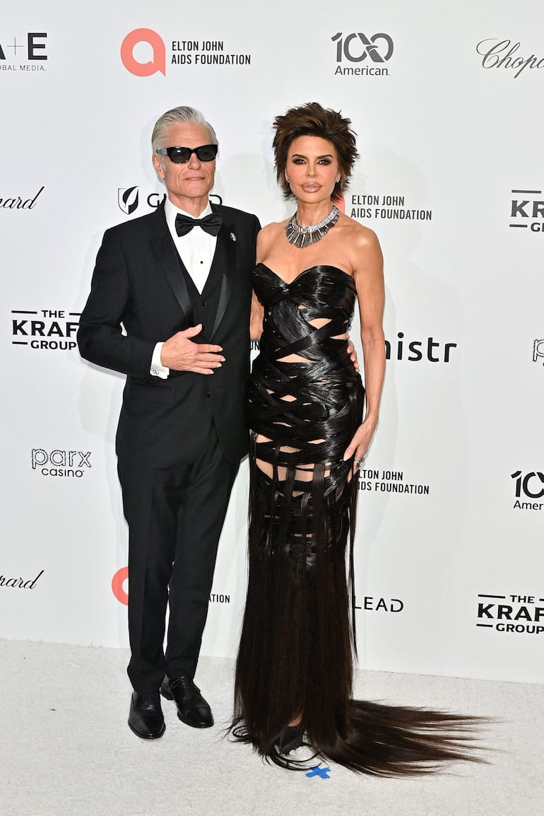 Harry Hamlin y Lisa Rinna a su arribo a la noche de gala solidaria en  West Hollywood, California. (Jerod Harris/Getty Images/AFP)

