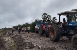El colectivo es ayudado por tractores de las estancias, en medio de tres días de odiseas de los pasajeros.
