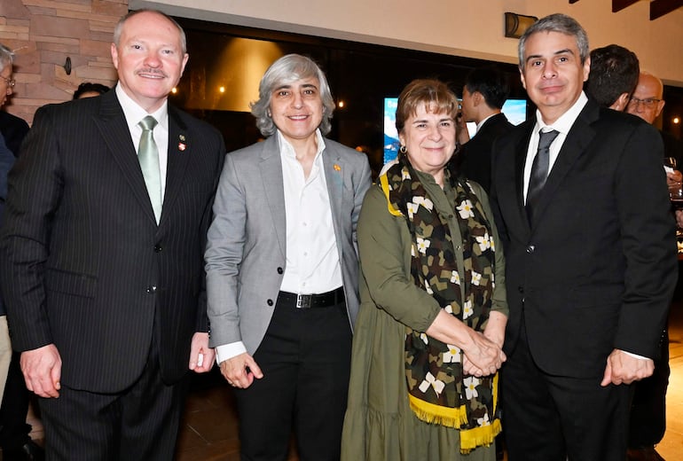 El embajador de Chile en Paraguay, Hernán Brantes Glavic, y su señora Rosana Bellolio Pasini ofrecieron una reunión en la residencia oficial del embajador con motivo de la celebración del 216°aniversario de la Independencia de Chile